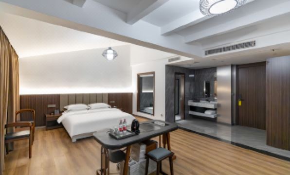 Yunyang County Jingqian Holiday Hotel
