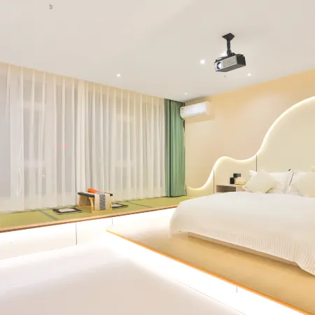 Yunshe·High-altitude View Smart Cinema Homestay (Yanji Yanbian University West Market Branch)