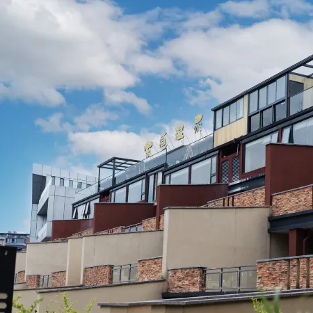 Floral Hotel · Building Ledao Hot Spring hotel Отели рядом с достопримечательностью «Wuyishan Municipal Hospital»