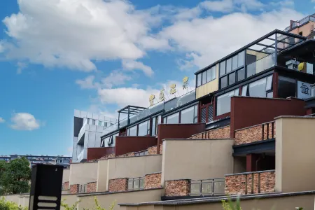 Floral Hotel · Building Ledao Hot Spring hotel Отели рядом со станцией Wuyi Shan Railway Station