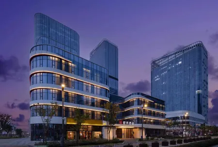 Radisson Red Wuhan Optics Valley Science & Technology Exhibition Center Grand Joy City Отели рядом с достопримечательностью «Hubei University of Education»