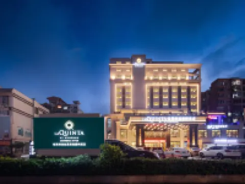 Wyndham La Quinta (Qionghai Yinhai Road) Hotels near Red Detachment of Women Memorial Gardens