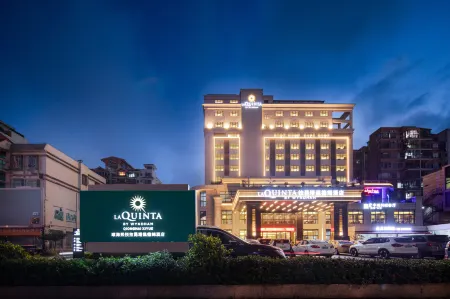 Wyndham La Quinta (Qionghai Yinhai Road) Отели в г. Цюнхай
