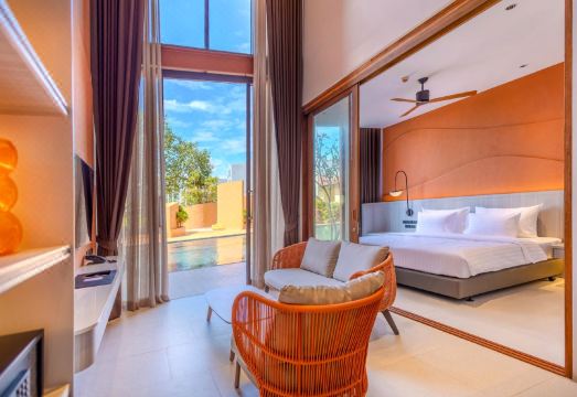 [아오낭 해변 근처의 활기찬 거리 전경]