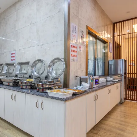 Heyue Hotel (Linyi Yunxian High speed Railway Station Store)