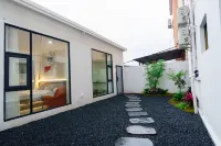 Baiyan nice Cinema Meishu (Xiamen North Railway Station Overseas Chinese University Branch) Hotels near Huaqiao University