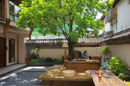 BlueJade Hotel(The Old Town of Lijiang LionHill) Отели рядом с достопримечательностью «Ancient City Huangshan Mountain Park Wenchang Palace»