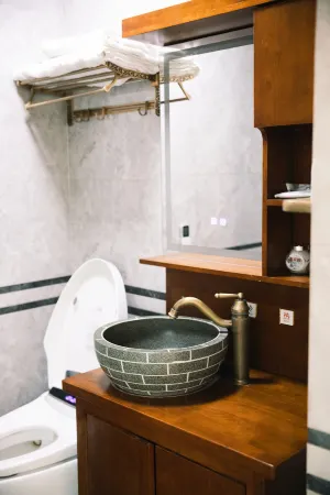 Jinggu Xiaohong Hotel Отели рядом с достопримечательностью «Mengwozongfu Temple»