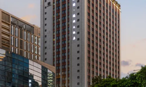 โรงแรมแกรนด์จู๋เชือนหญ้า ฝูโจว (ศูนย์การค้าตงเจียโข่ว จัตุรัสอู่อี๋)