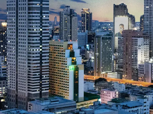 Holiday Inn BANGKOK SILOM by IHG - piscina