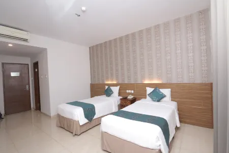 Grand Amira Hotel Отели в г. Pasar Kliwon