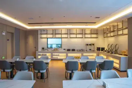 OKDAY Hotel (Jidong Xingkai Lake Airport, Jixi) Отели в г. Цзидун
