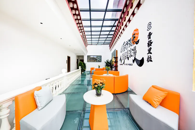 Shangri-La Moon Above the Clouds Homestay (Dukezong Ancient City Dafu Temple Prayer Wheel)