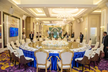 The Premier Palace Hotel and Spa Отели рядом с достопримечательностью «Champey Academy of Arts»