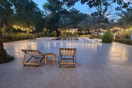 Rung Rueng Resort Отели в г. Chonnabot