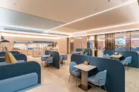 HanTing Hotel (Tongliao Holingol Railway Station) - parking