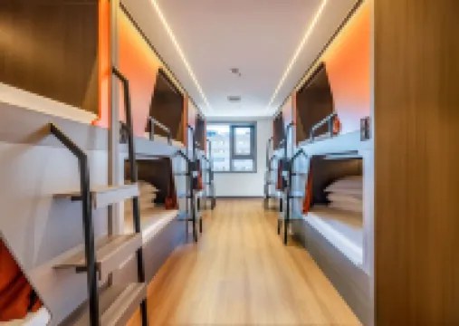 青墨年華ユースホステル（鐘樓地下鉄駅）