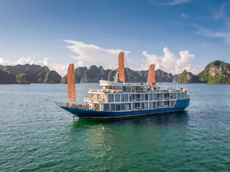 Verdure Lotus Classic Cruise on Lan Ha Bay Отели в г. Tuan Chau
