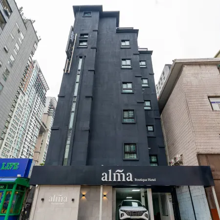 alma Hotel Отели рядом с достопримечательностью «Магазин Friend Mart»