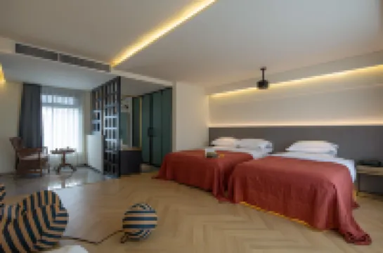 Lugu Lake Puman Lakeview Resort Hotel