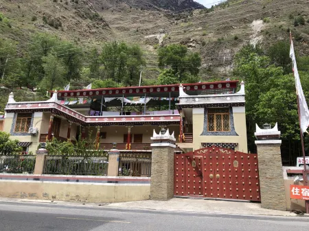 Danba Jiayuange Homestay Отели рядом с достопримечательностью «Dangling Village»