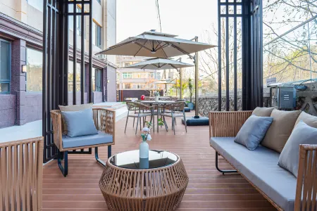 Vienna Hotel (Dalian Lushun Center Square Branch) Отели рядом с достопримечательностью «Dalian University of Foreign Languages (Lvshun South Road)»