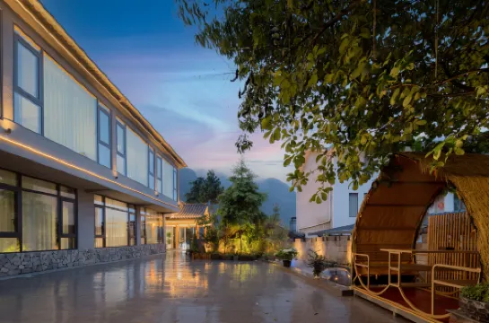 Plum-Spring  Elegant  Lodge