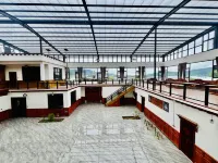 聡奔府民宿 小中甸花畑周辺のホテル