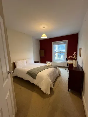 Exclusive 3 Bedroom Flat in Kingston Town! Hotels near Specsavers Opticians and Audiologists - Surbiton