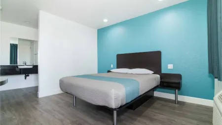 Motel 6-Moreno Valley, CA - Perris Отели рядом с достопримечательностью «WinCo Foods»