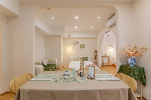 Yunxi Yasu. Designer Cinema Homestay