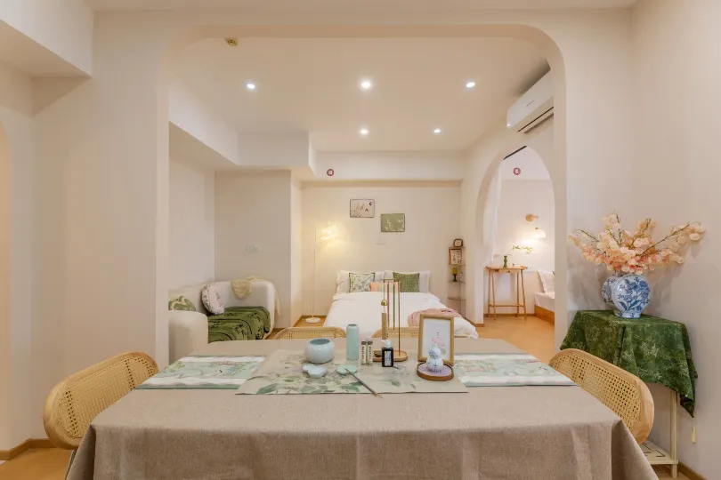 Yunxi Yasu. Designer Cinema Homestay