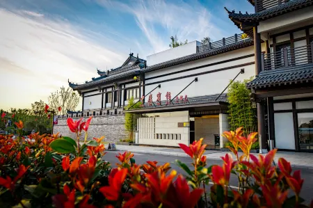 Zhonglu Hotel (Donglin Ancient Town) Отели рядом с достопримечательностью «Lushan Taohuayuan Scenic Area»