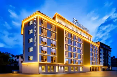 Rezen Pinge Hotel (Xishuangbanna Jinghong Airport Railway Station) Hotels near Gaozhuang Xishuangjing (Gate 2)