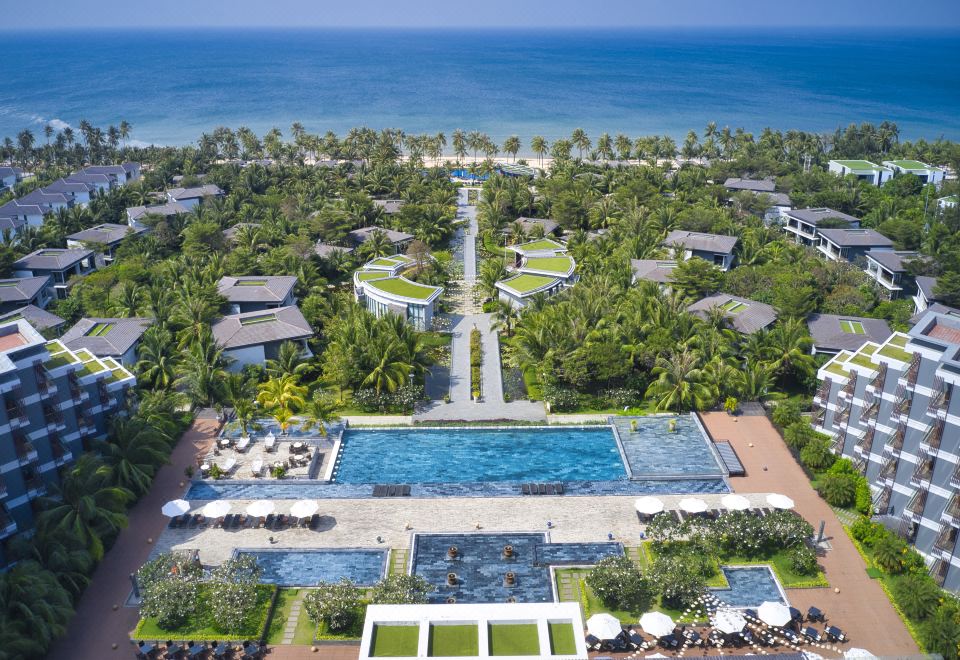 노보텔 푸꾸옥 리조트의 활기찬 야외 전경