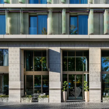 Leon Hotel & Lounge Отели рядом с достопримечательностью «Королевский дворец»
