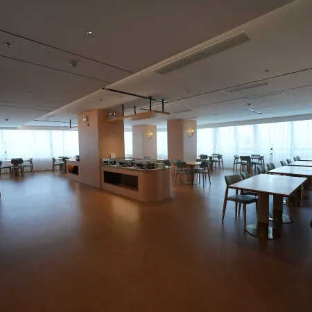 CHARMLAND HOTEL