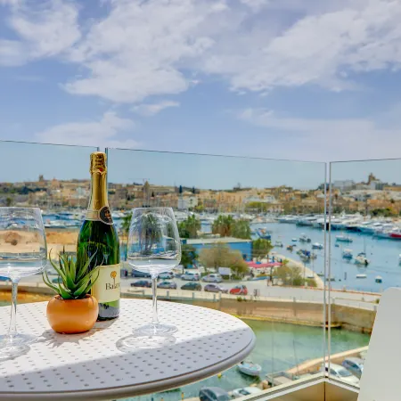 Stunning Apartment with Valletta and Harbour Views