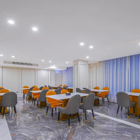 Vienna Hotel (Qianjiang railway station Lobster City Shop)