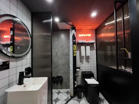 Banana S Design Hotel (Shenzhen North Railway Station Minzhi Subway Station)