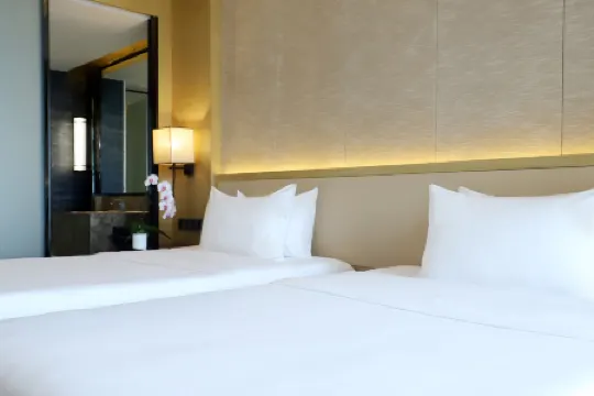 Furama Hotel Beihai Отели рядом с достопримечательностью «Beihai Radio and TV University»