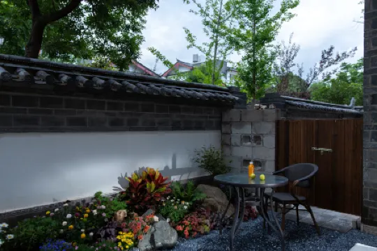 Shiqi. Snow Mountain View Holiday Villa