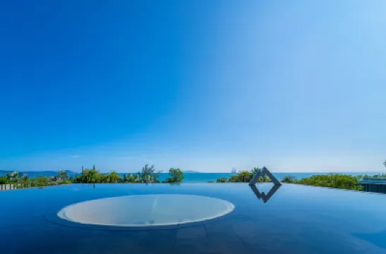 Huizhou Shuangyue Bay Excellent Half Mountain Sea View Resort Villa فنادق في 