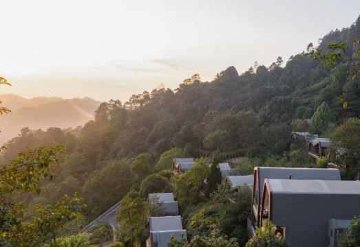 카브야 히말라야스 리조트의 웅장한 전경