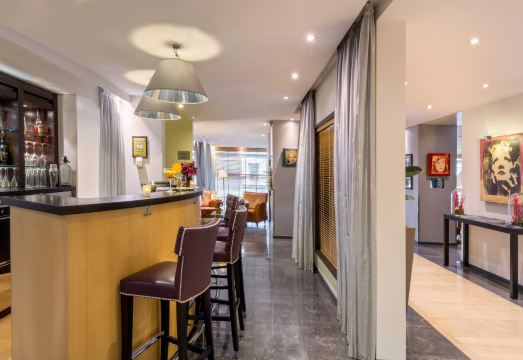 아우테우일 마노텔의 현대적인 복도