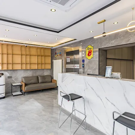 Super 8 Hotel (Beijing Qianmen Guangqumennei Metro Station)