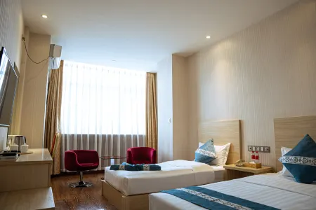 Yuzhong Longshan Hotel (New World Shopping Mall) Отели рядом с достопримечательностью «Center Square»
