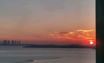 Qingdao Shangpin Liwan Apartment (Wuyue Plaza Surging Island Store)