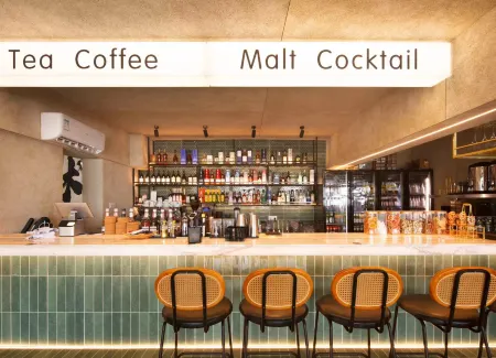 Dadonghai Jianai Youth Beauty Hotel (Luhuitou Summer Department Store)