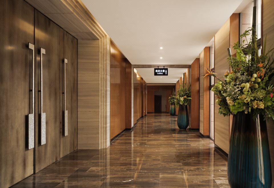 부틴 호텔의 깔끔하고 현대적인 로비 모습